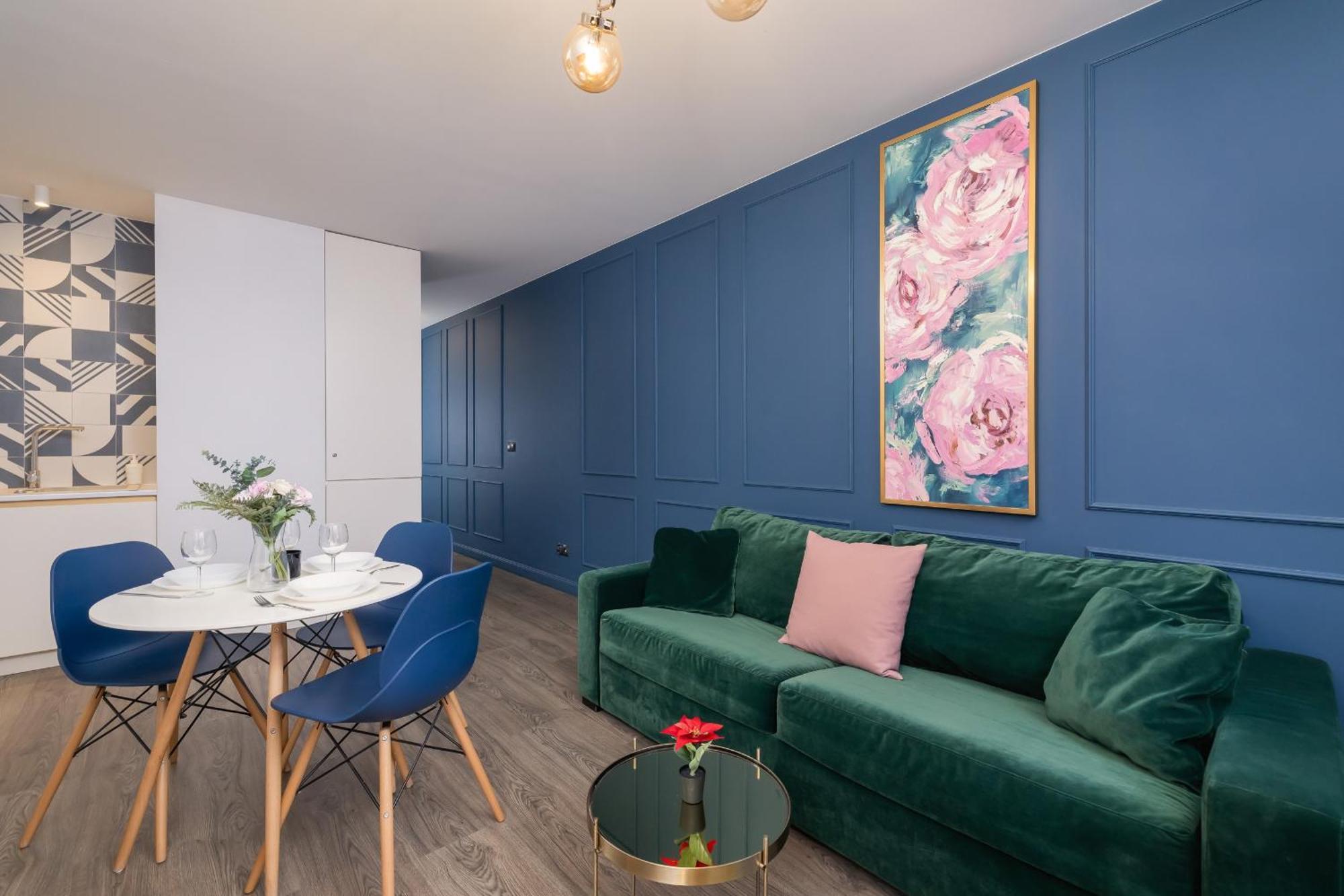 Apartament Blue And With Bright Pink Bedroom In By Renters